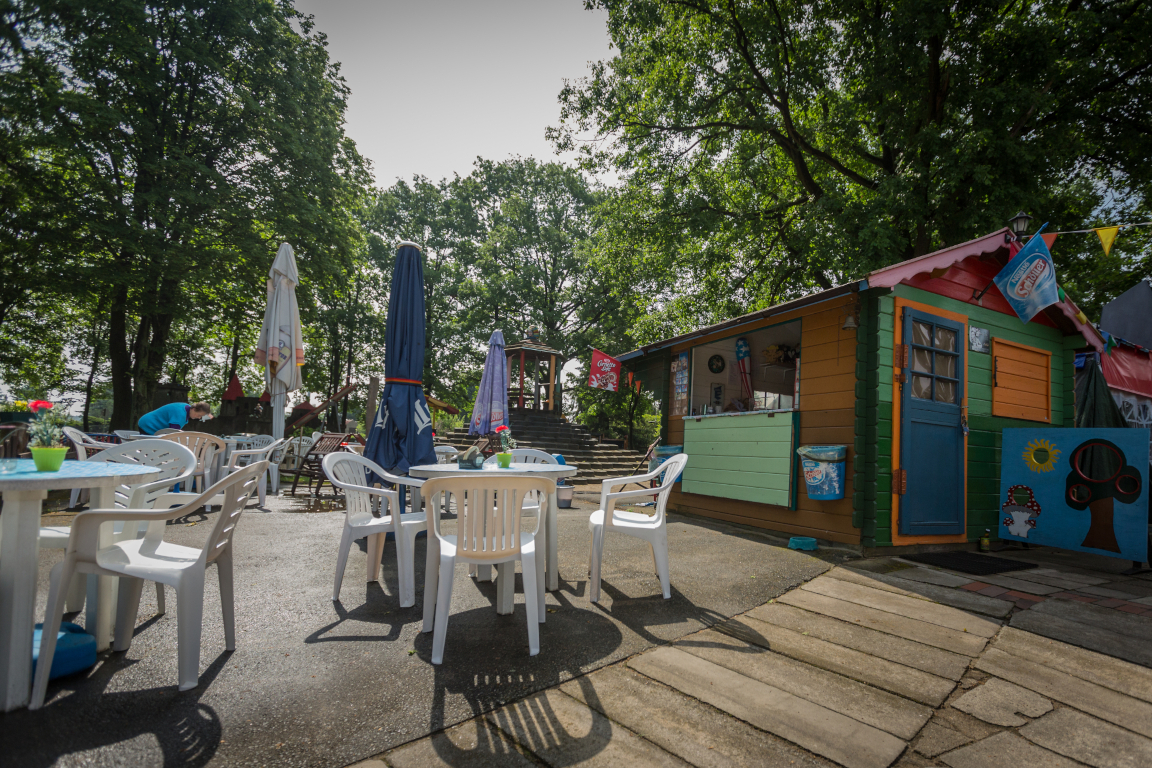 Eltern entspannen auf einer Parkbank