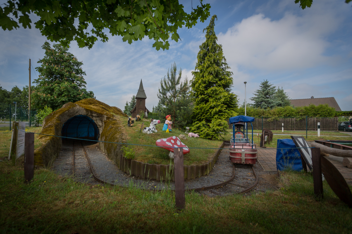 Parkeisenbahn fährt durch den Park